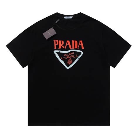 Купить женские футболки Prada в интернет.